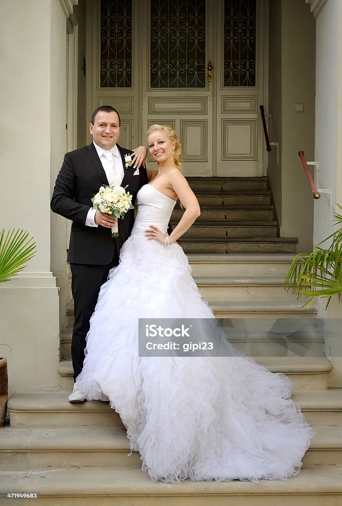 Recién casados pareja posando en escaleras - Foto de stock de 30-39 años libre de derechos