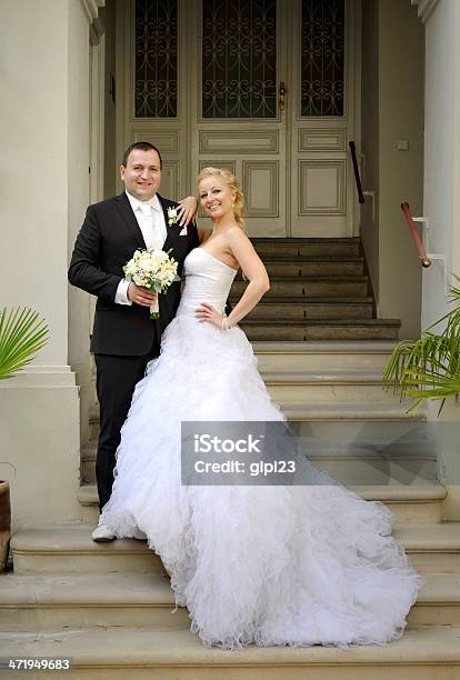 Recién Casados Pareja Posando En Escaleras Foto de stock y más banco de imágenes de 30-39 años - 30-39 años, Adulto, Adulto de mediana edad