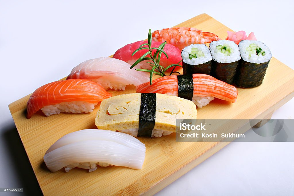 Rotolo di sushi giapponese, frutti di mare e chopstick - Foto stock royalty-free di Alimentazione sana
