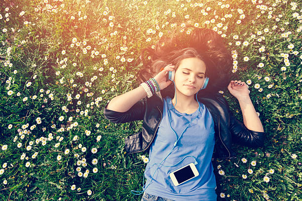 menina adolescente desfrutar a música no parque - music listening women relaxation imagens e fotografias de stock