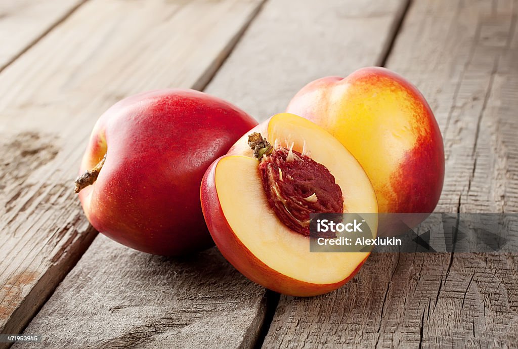 Deux et demi de nectarine - Photo de Nectarine libre de droits