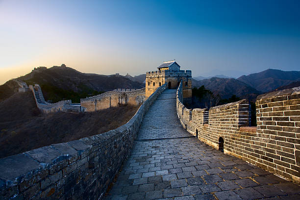 great wall tower no jinshanling, perto de beijing, china - tourist travel china great wall of china - fotografias e filmes do acervo