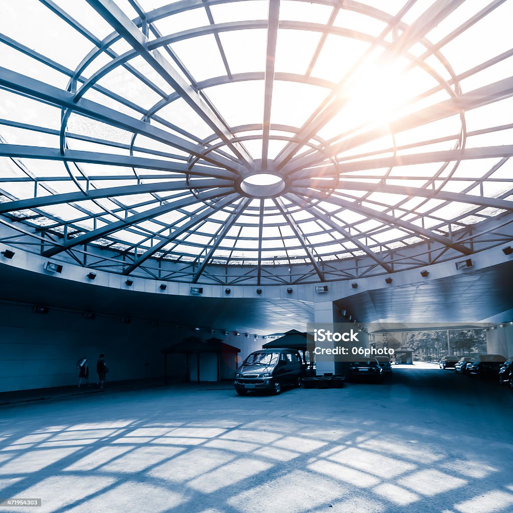 tunnel pedonale di round soffitto in vetro - Foto stock royalty-free di Affari