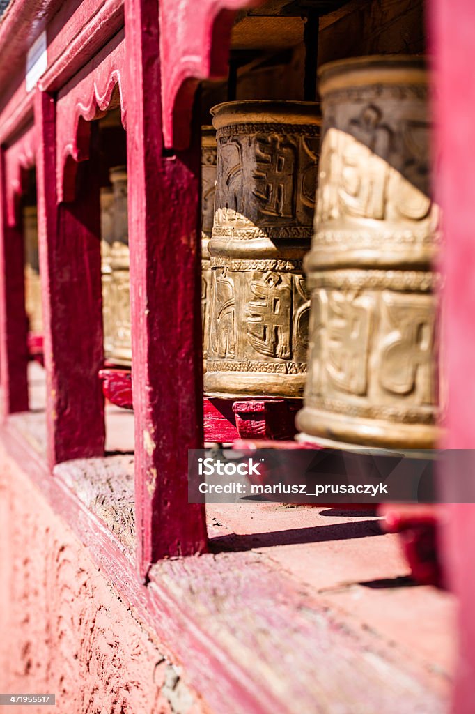 Buddhistischen Kloster in der tibetischen Gebetsmühlen mit schriftlichen Text.  Indien, - Lizenzfrei Alphabet Stock-Foto