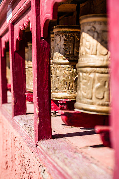 ruedas de oración budistas en tibetano monasterio mantra por escrito.  india, - tibet tibetan culture buddhism writing fotografías e imágenes de stock