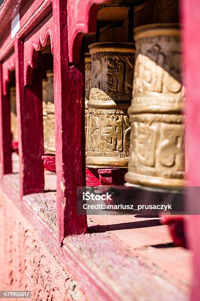 As Rodas De Oração Budista No Monastério De Tibetano Mantra Por Escrito Índia - Fotografias de stock e mais imagens de Alfabeto