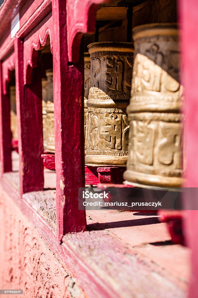 Буддийские молитвы wheels в Тибетский Монастырь с письменного мантра.  Индия, - Стоковые фото Азия роялти-фри