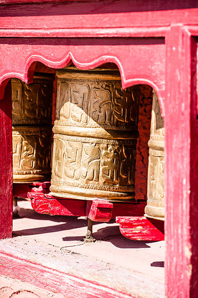 ruedas de oración budistas en tibetano monasterio mantra por escrito.  india, - tibet tibetan culture buddhism writing fotografías e imágenes de stock