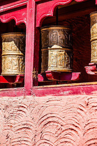 ruedas de oración budistas en tibetano monasterio mantra por escrito.  india, - tibet tibetan culture buddhism writing fotografías e imágenes de stock