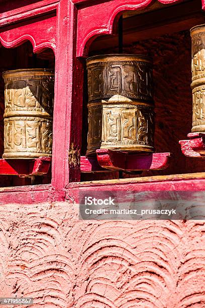 Mnich Modlitwa Koła W Tibetan Monastery Z Pisemnymi Mantrą Indie - zdjęcia stockowe i więcej obrazów Alfabet