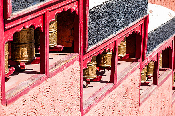 ruedas de oración budistas en tibetano monasterio mantra por escrito.  india, - tibet tibetan culture buddhism writing fotografías e imágenes de stock