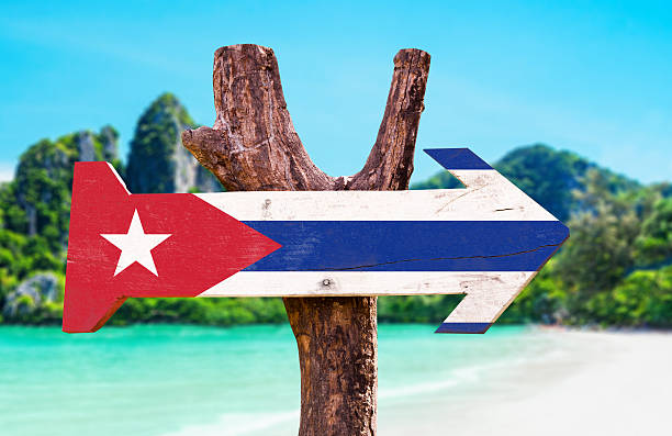 cuba bandera señal de madera con fondo a la playa - varadero beach fotografías e imágenes de stock