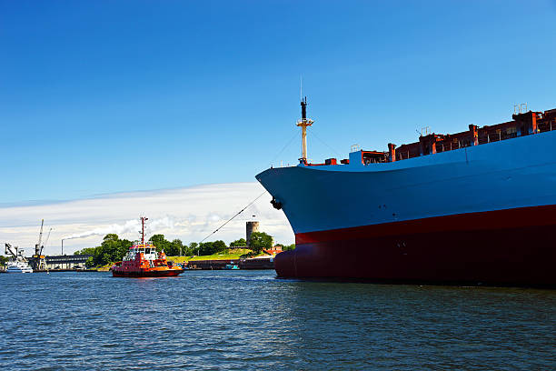 abschleppen schiffes im hafen - piloting commercial dock harbor industrial ship stock-fotos und bilder