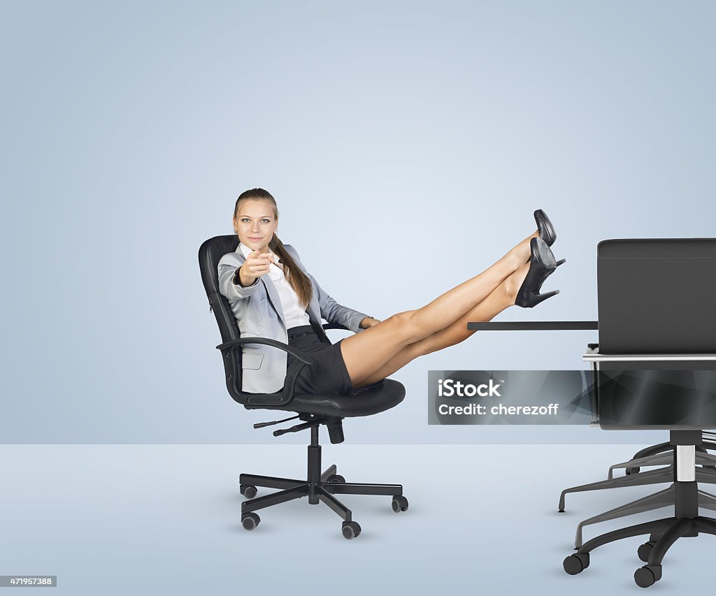 Businesslady Sentado En Silla Con Sus Piernas Cruzadas En La Tabla Foto y más banco de de 2015 - iStock