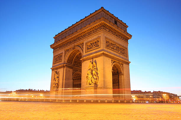 famoso arco di trionfo, in serata, parigi, francia - paris france night charles de gaulle arc de triomphe foto e immagini stock