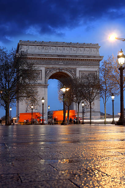 famoso arco di trionfo, in serata, parigi, francia - paris france night charles de gaulle arc de triomphe foto e immagini stock