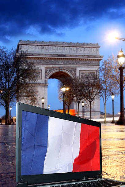 famoso arco di trionfo, in serata, parigi, francia - paris france night charles de gaulle arc de triomphe foto e immagini stock