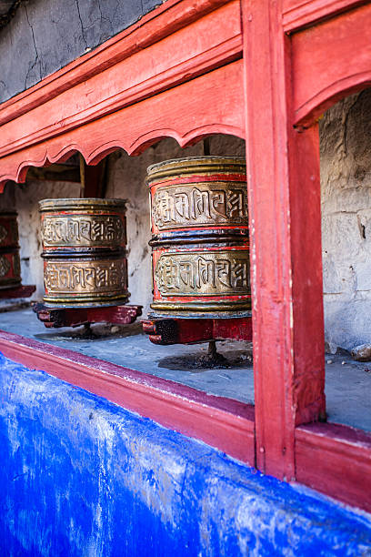 ruedas de oración budistas en tibetano monasterio mantra por escrito.  india, - tibet tibetan culture buddhism writing fotografías e imágenes de stock
