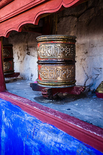 ruedas de oración budistas en tibetano monasterio mantra por escrito.  india, - tibet tibetan culture buddhism writing fotografías e imágenes de stock