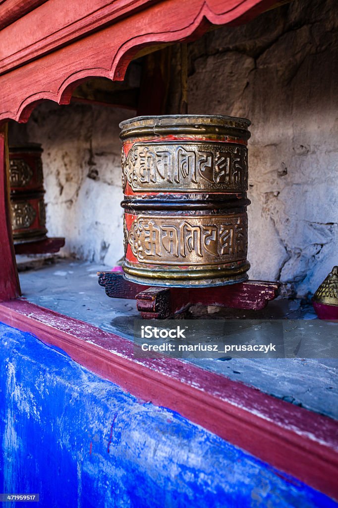 Roues de prière bouddhiste tibétain Monastère avec écrit un mantra.  L'Inde, - Photo de Antique libre de droits