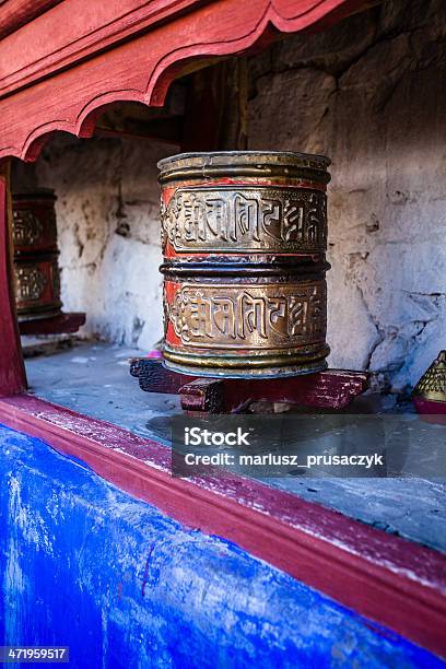 Photo libre de droit de Roues De Prière Bouddhiste Tibétain Monastère Avec Écrit Un Mantra Linde banque d'images et plus d'images libres de droit de Antique