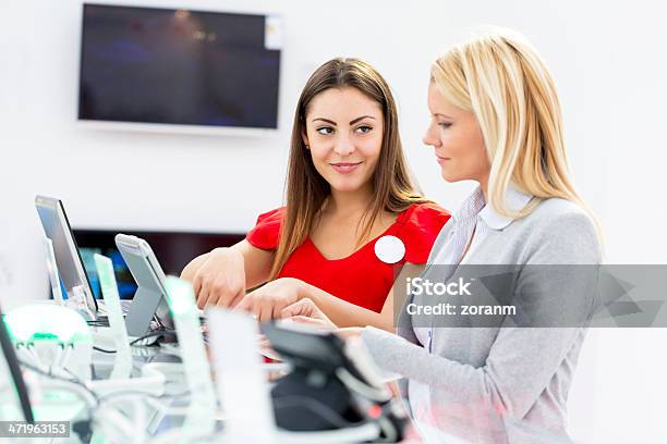 Acquisto Di Computer - Fotografie stock e altre immagini di Negozio di elettrodomestici - Negozio di elettrodomestici, Consiglio, Industria elettronica