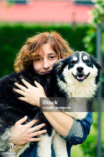 Giovane Donna Che Tiene Un Border Collie Cane Nel Suo Braccia - Fotografie stock e altre immagini di Cane