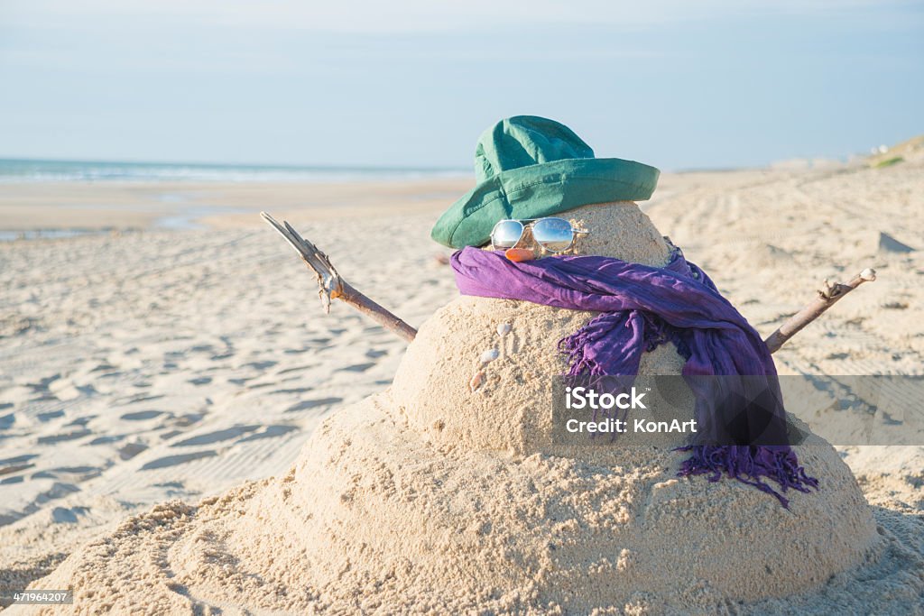 Boneco de neve feito de areia com Chapéu - Royalty-free Boneco de neve Foto de stock