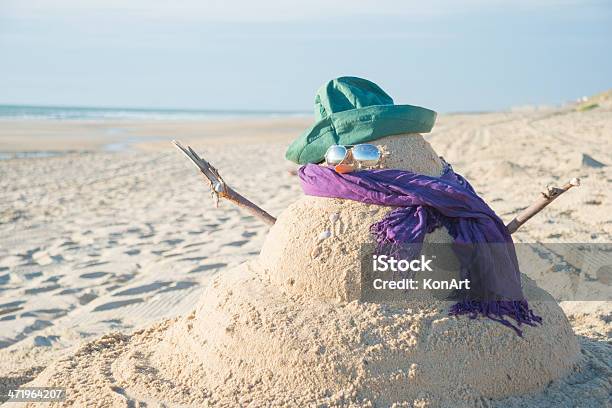 Boneco De Neve Feito De Areia Com Chapéu - Fotografias de stock e mais imagens de Boneco de neve - Boneco de neve, Praia, Natal em julho