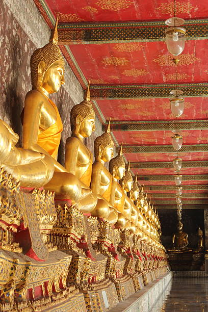 medytacja posągów buddy w wat suthat, tajlandia - bangkok variation religion god zdjęcia i obrazy z banku zdjęć