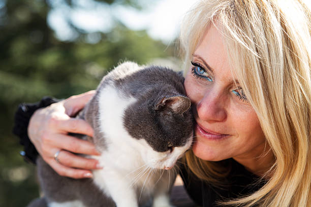 istock Girl is holdind cat outdoor 471968882