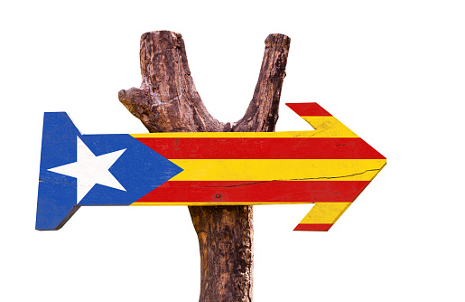 Bandera de Cataluña cartel de madera aislada sobre fondo blanco photo