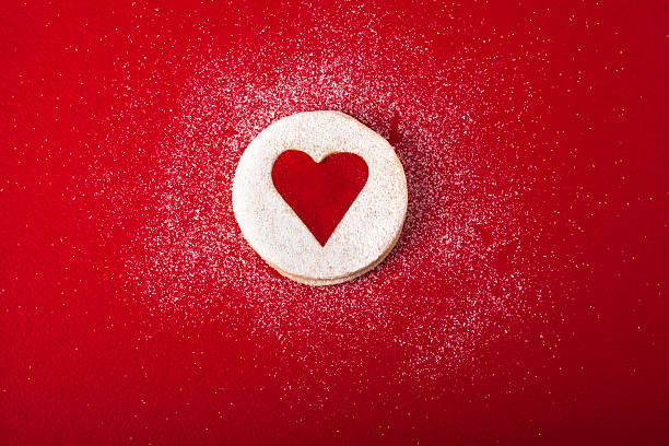 boże narodzenie i nowy rok gingerbread cookie - heart shaped cookie zdjęcia i obrazy z banku zdjęć