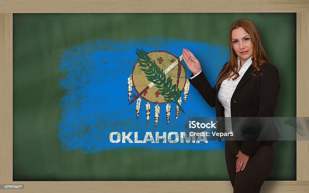 Insegnante mostrando la Bandiera dell'oklahoma sulla lavagna per presentazioni - Foto stock royalty-free di Oklahoma