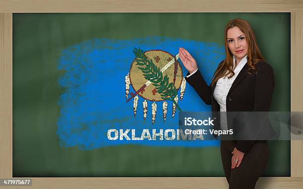 Insegnante Mostrando La Bandiera Delloklahoma Sulla Lavagna Per Presentazioni - Fotografie stock e altre immagini di Oklahoma