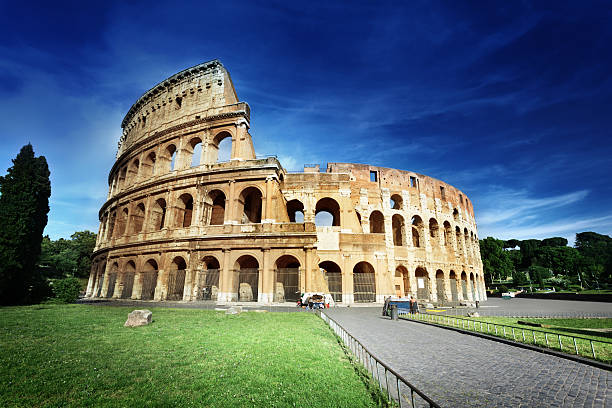 colosseum em roma, itália - imperial italy rome roman forum imagens e fotografias de stock