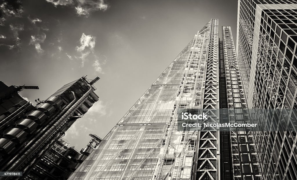 ロンドンの現代的なオフィスタワーブラックとホワイト - 20世紀のスタイルのロイヤリティフリーストックフォト
