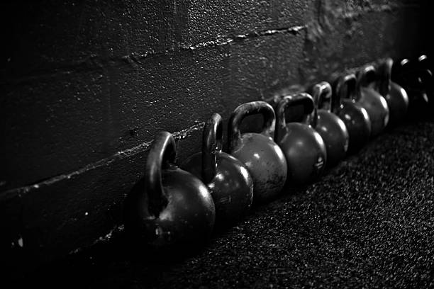 kettlebells dans une salle de sport crossfit - strengh photos et images de collection