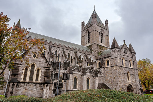 christ church собор. дублин, ирландия - christ church cathedral стоковые фото и изображения