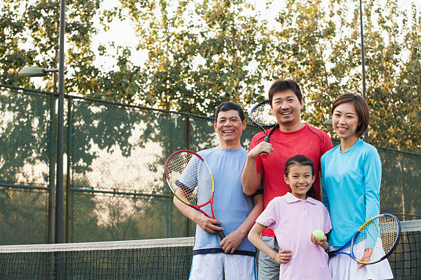 familie spielt tennis, porträt - tennis active seniors healthy lifestyle senior men stock-fotos und bilder