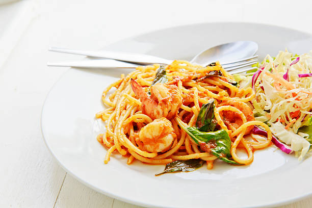 istock Spaghetti with shrimps,tomato and chopped parsley 471981737