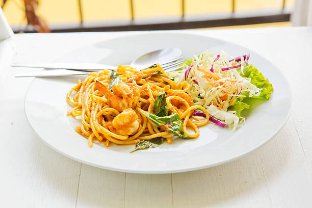 istock Spaghetti with shrimps,tomato and chopped parsley 471981813