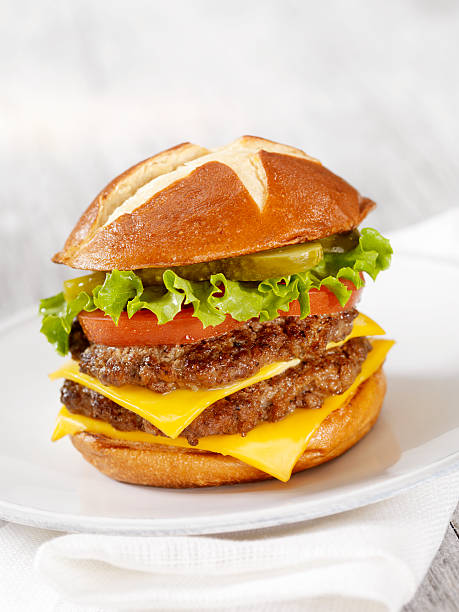 プレッツェルブルジェ、 - symmetry burger hamburger cheese ストックフォトと画像