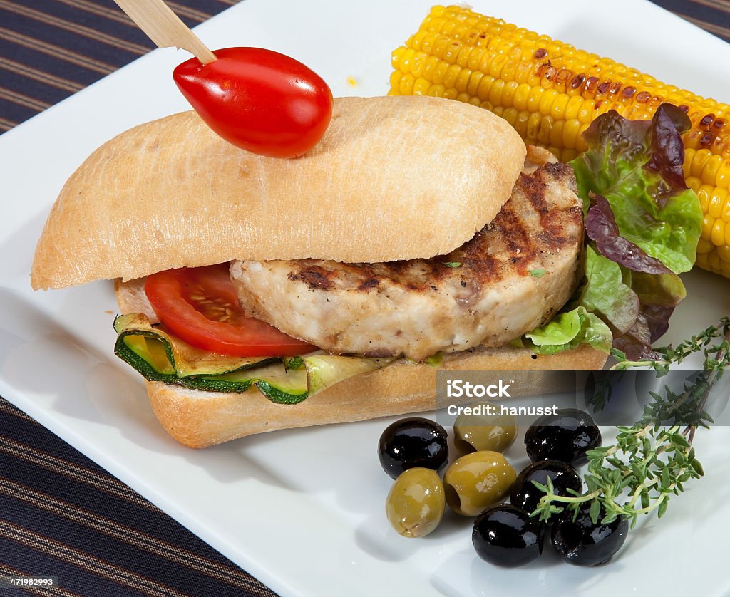 샌드위치, 고기류 그릴에 구운 콘 및 가지색 - 로열티 프리 0명 스톡 사진