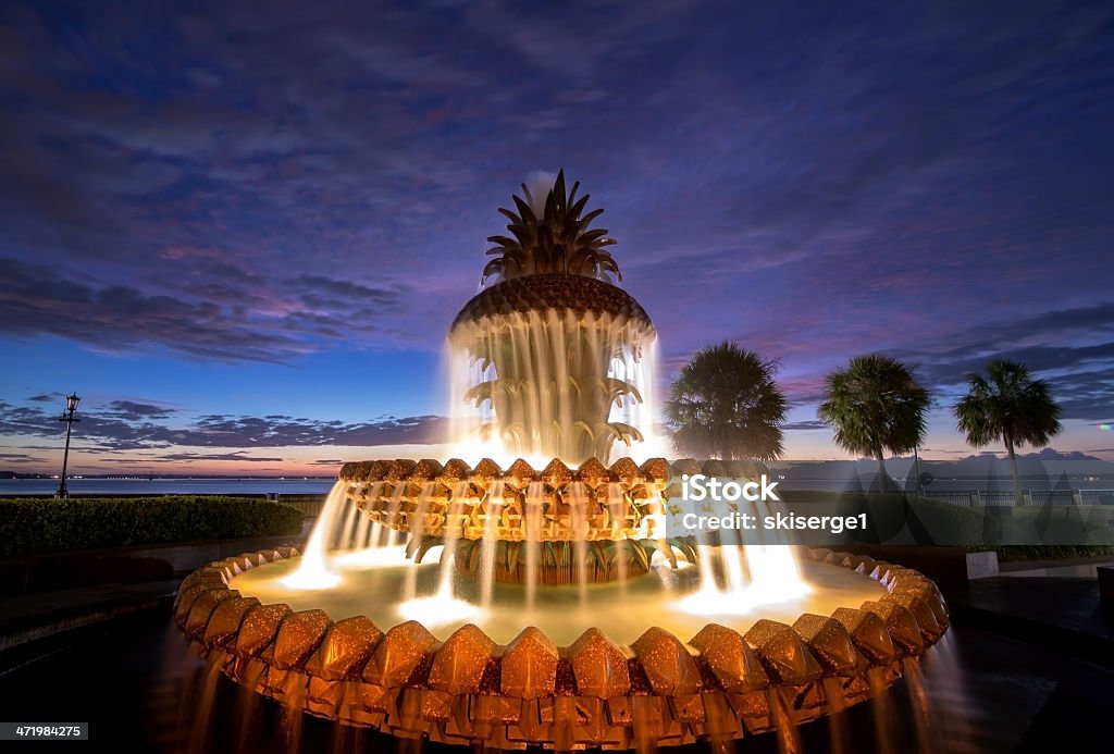 Esplosione di colori sulla fontana all'ananas - Foto stock royalty-free di Fontana - Struttura costruita dall'uomo