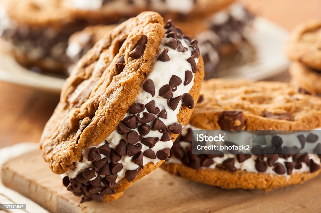Con pedacitos de Chocolate Ice Cream Sandiwch - Foto de stock de Alimento libre de derechos