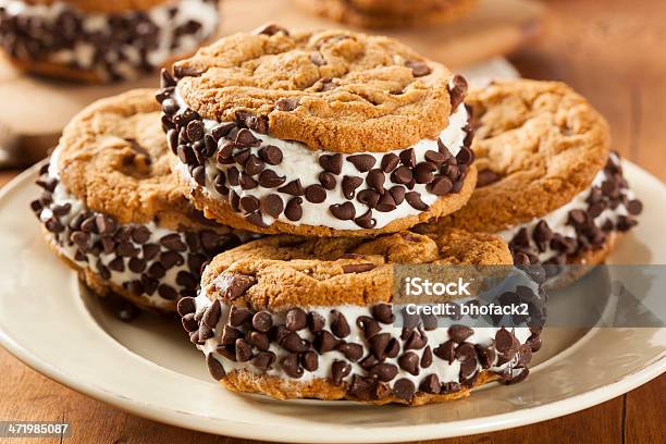 Foto de Cookie Quente Com Pedaços De Chocolate E Sorvete Sandiwch e mais fotos de stock de Sanduíche de sorvete
