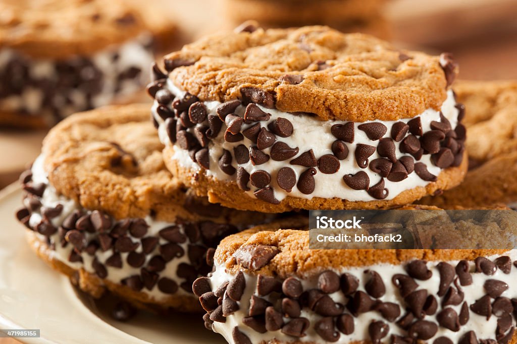 초콜릿칩 쿠키가 아이스크림 Sandiwch - 로열티 프리 아이스크림 샌드위치 스톡 사진