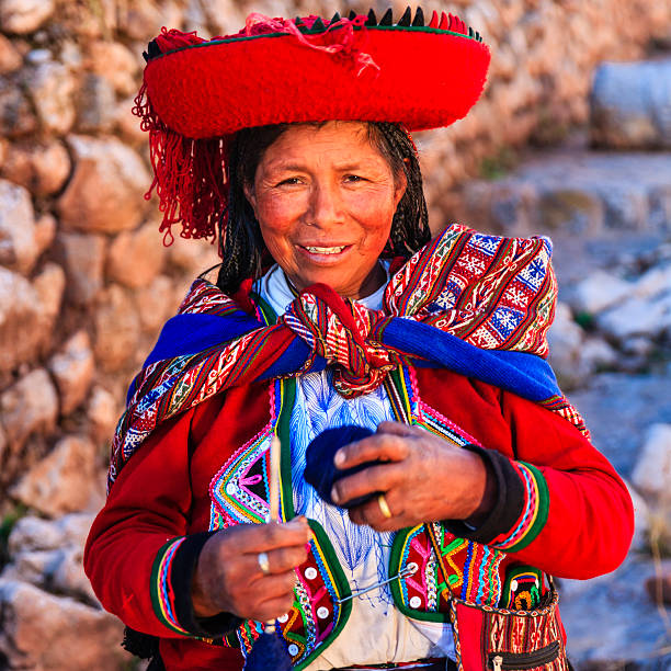peruano woman spinning lana por parte de sagrado valley, perú - trajes tipicos del peru fotografías e imágenes de stock