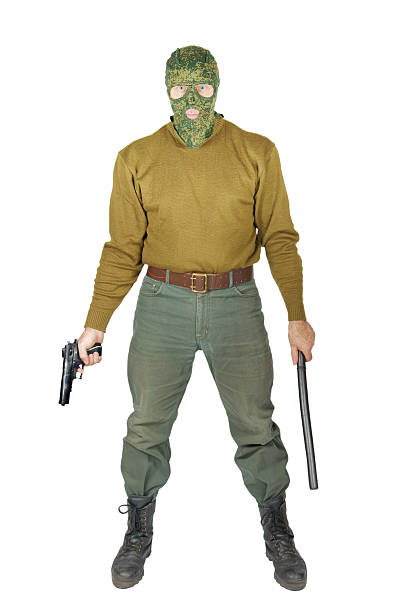 homem com um bastão de borracha e cartucho de arma - pants green camouflage men - fotografias e filmes do acervo